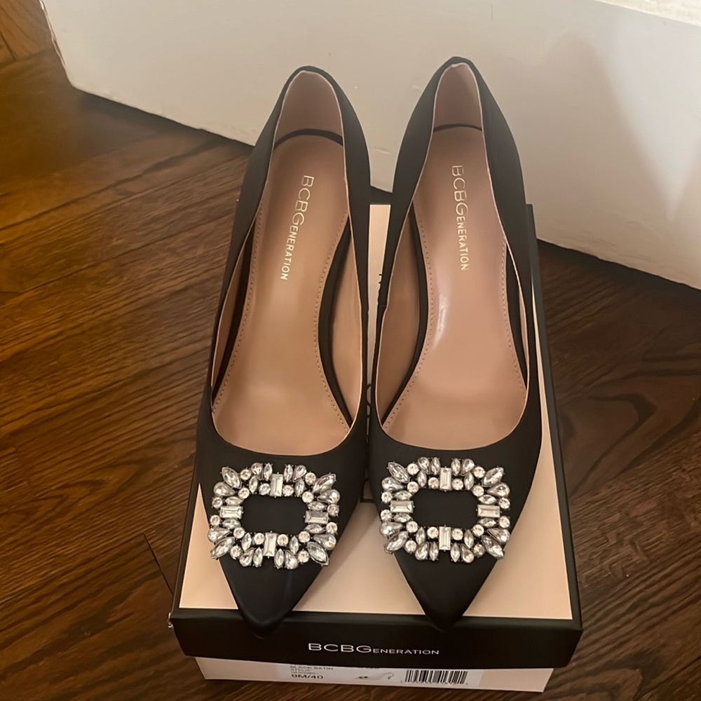 BCBGeneration NWT black satin pump size 9